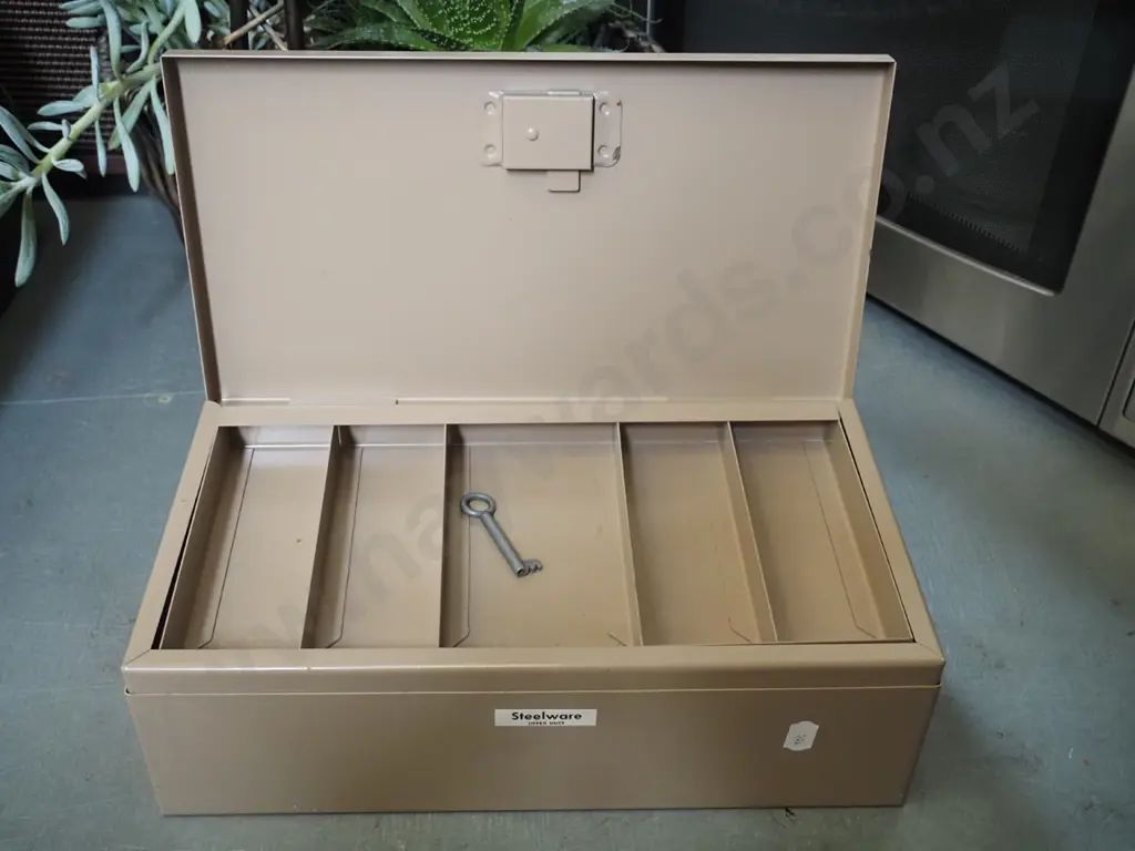 cash box - key in office Image 1++