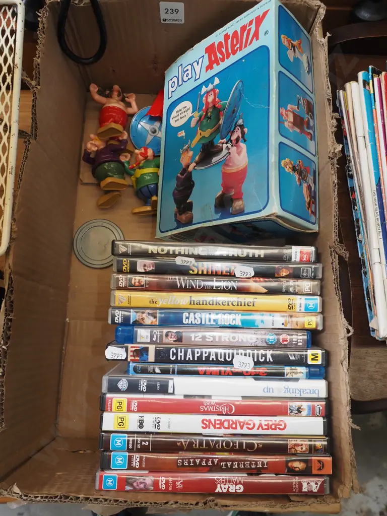 box; DVDs, Asterix figurines Image 1++