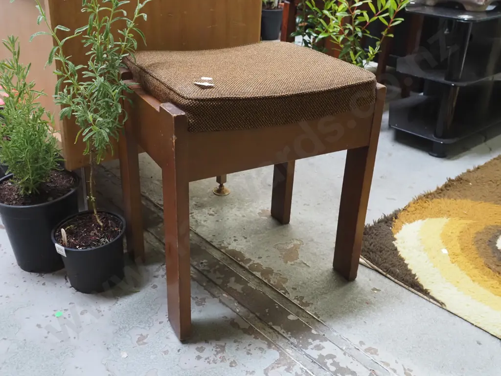 upholstered footstool Image 1++