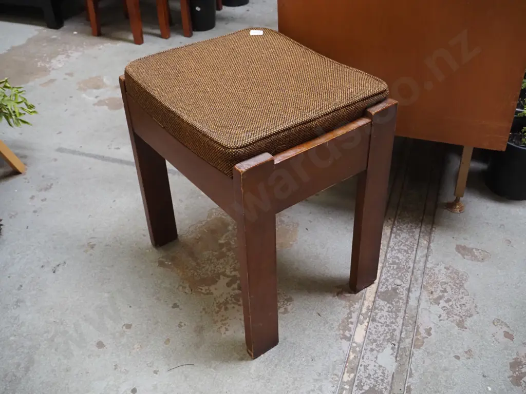 upholstered footstool Image 1++