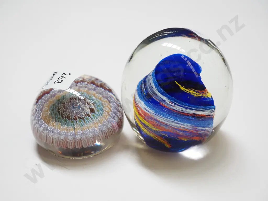 2x glass paperweights Image 1++