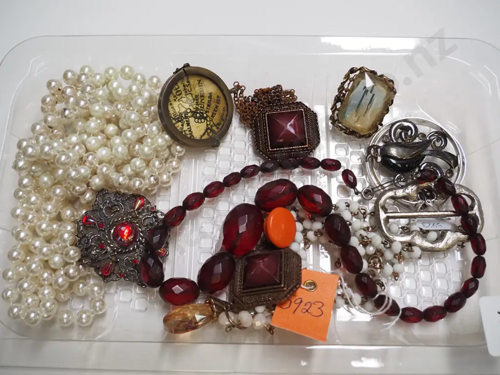 plastic tray of costume jewellery Image 1++