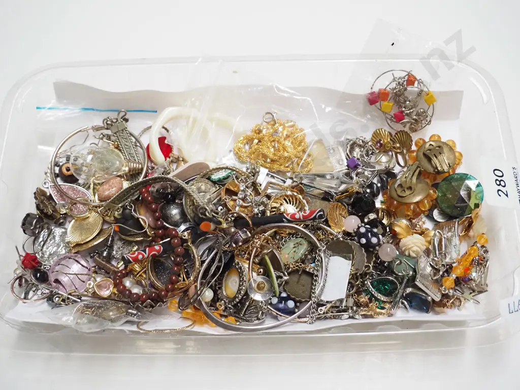 tray of costume jewellery Image 1++