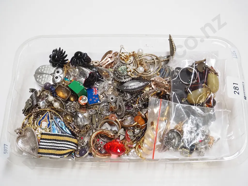 tray of costume jewellery Image 1++