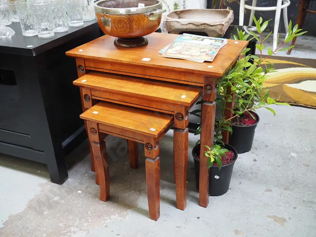 nest of 3 rubberwood tables Image 1++