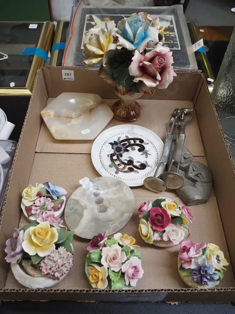 box; ceramic floral sprays, dishes etc Image 1++