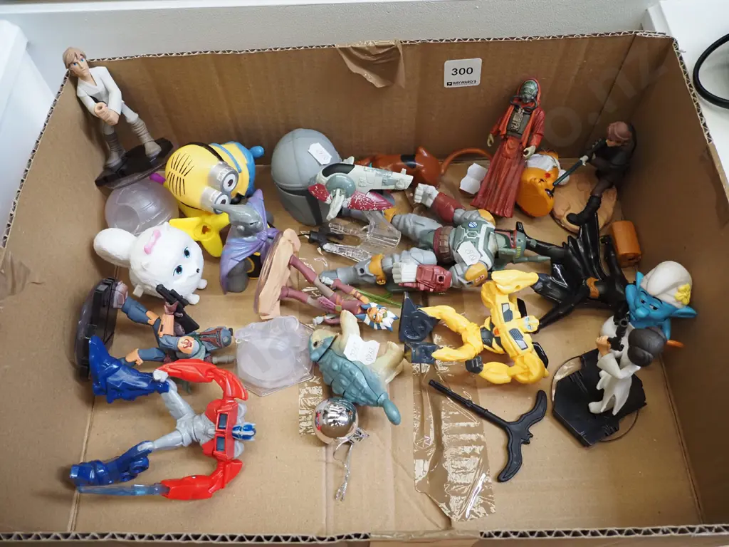 box of figurines Image 1++
