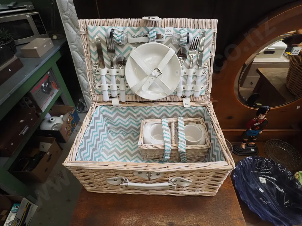 picnic hamper and contents Image 1++
