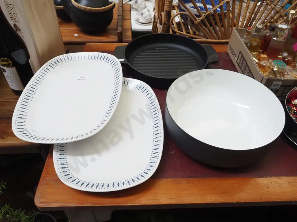 cast iron and enaeml Kitchen Aid baking dish, metal fruit bowl, 2x ashets Image 1++