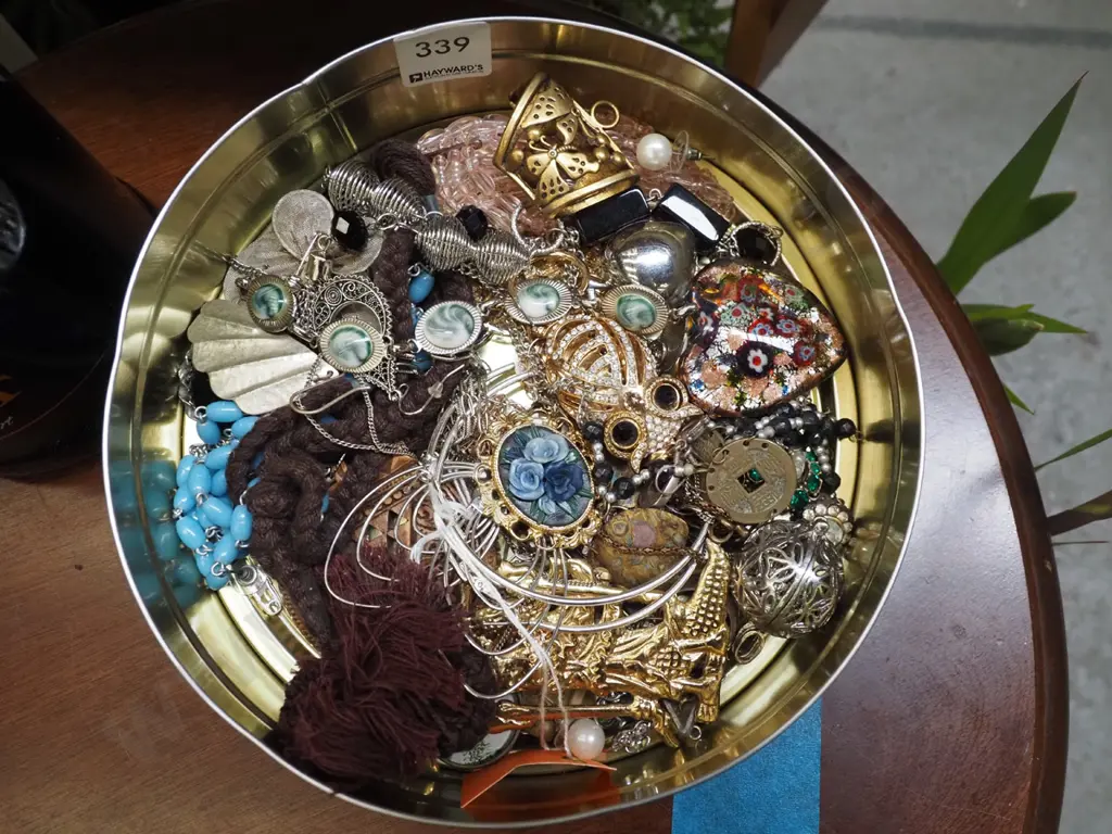tin of costume jewellery Image 1++