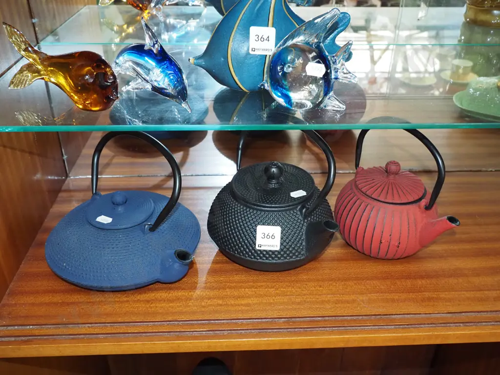 3x cast iron teapots Image 1++