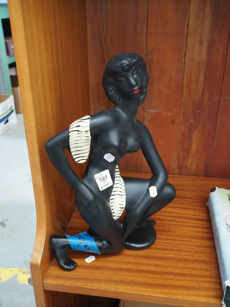 female figurine - repair to 1 leg H-330 Image 1++