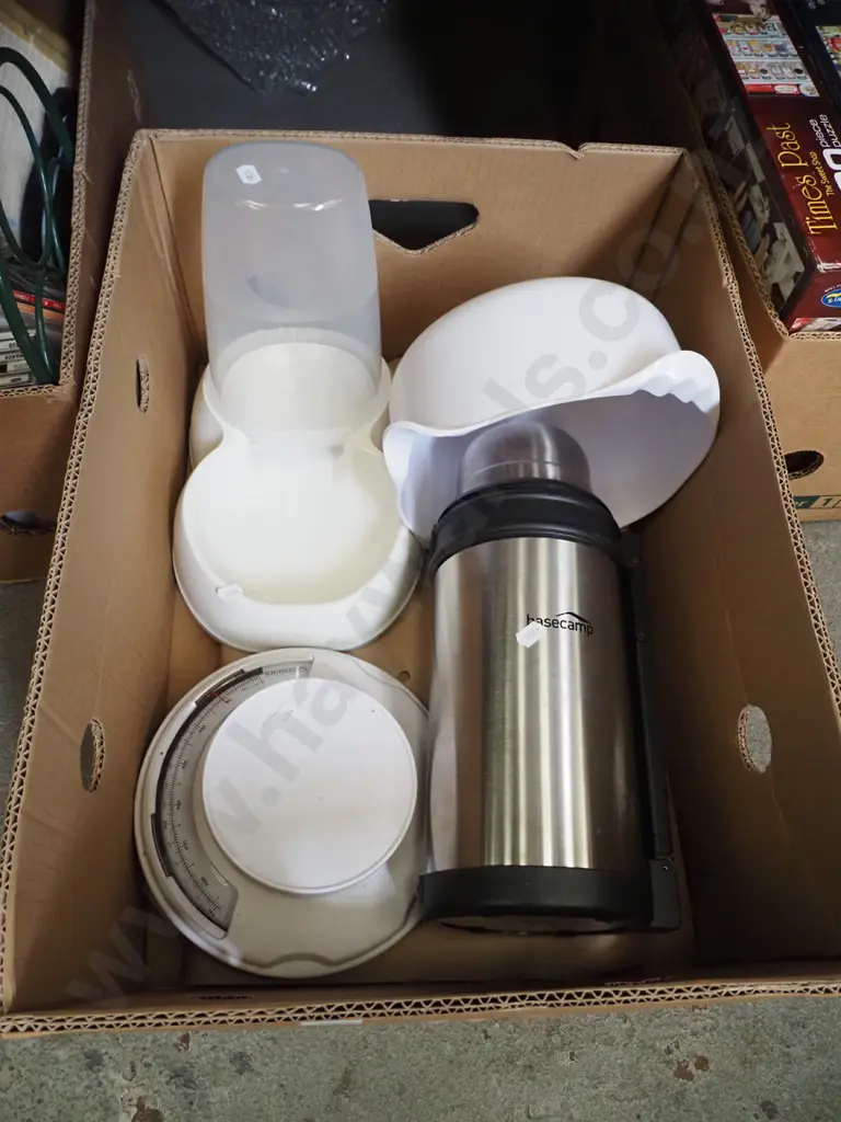 box; scales, mixing bowls, thermos etc Image 1++
