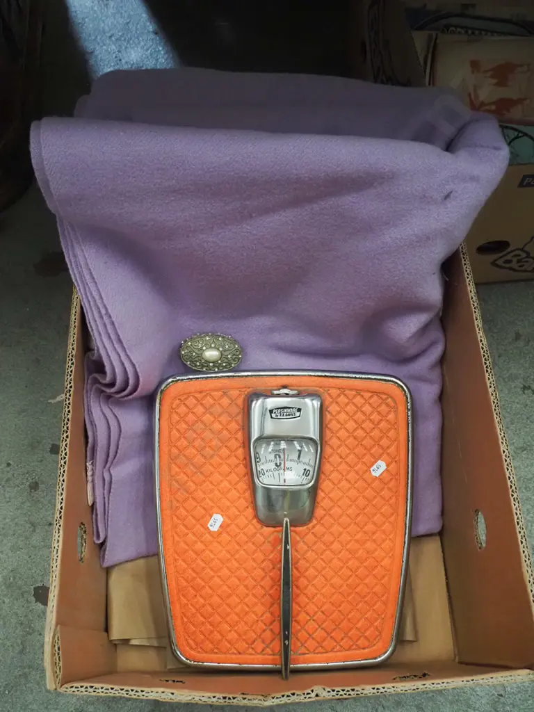 box; purple woollen blanket, vintage bathroom scales Image 1++