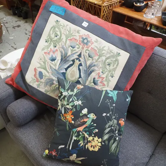 2x cushions