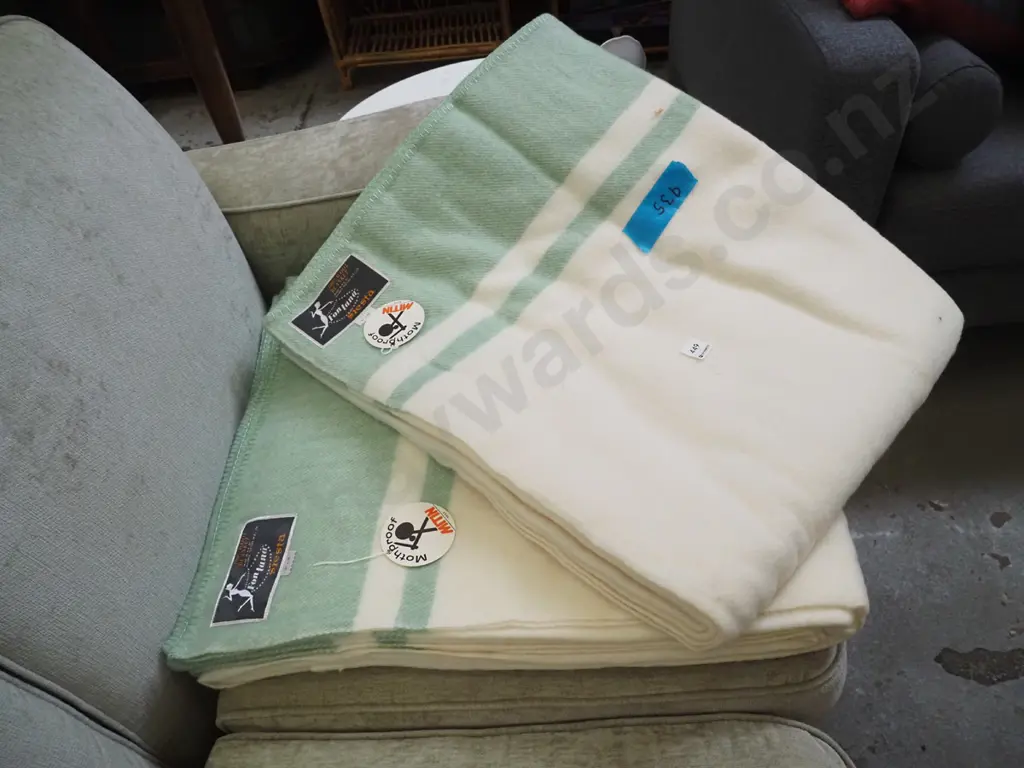 2x as-new retro woollen blankets Image 1++