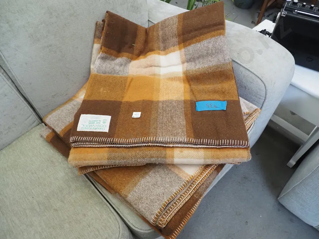 3x brown checked Kaiapoi woollen blankets Image 1++