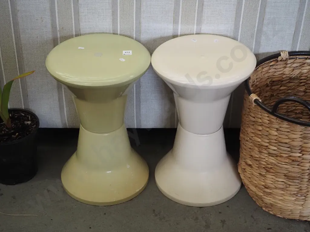 2x plastic shower stools Image 1++