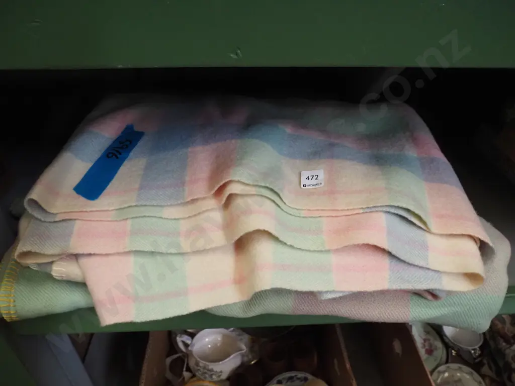 2x checked woollen blankets Image 1++