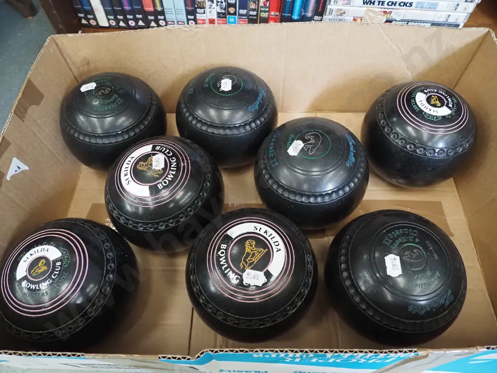 box; 8x lawn bowls Image 1++