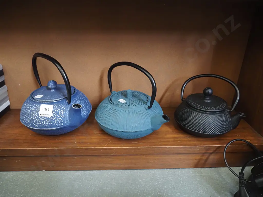 3x cast iron tea pots Image 1++