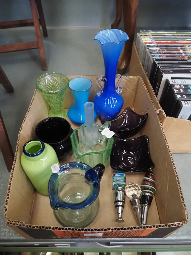 box; glass ware, vases, jugs etc Image 1++