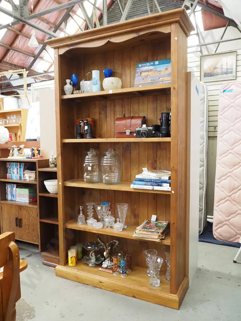 solid pine bookcase H-2040 W-1230 D-380 Image 1++