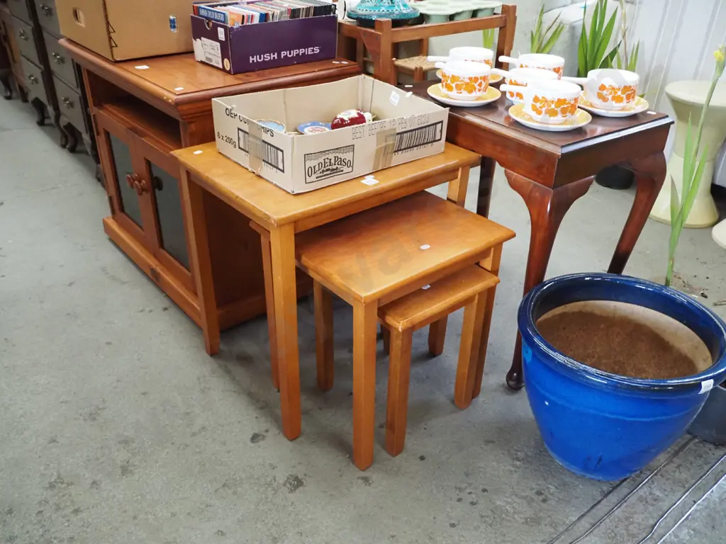 nest of 3 rubberwood tables Image 1++