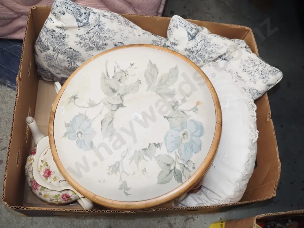 box; footstool (stains), cushions, tea pot etc Image 1++