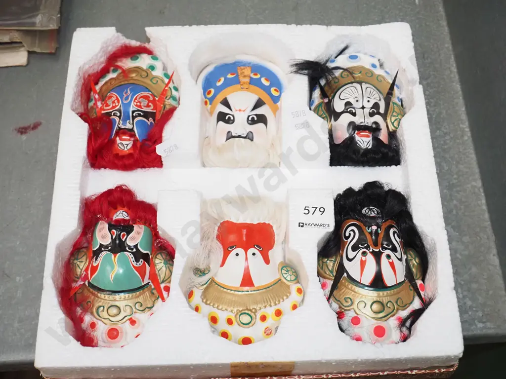 box of small presentation Japanese actors masks Image 1++