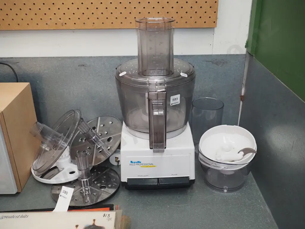 Breville kitchen whiz and accessories Image 1++