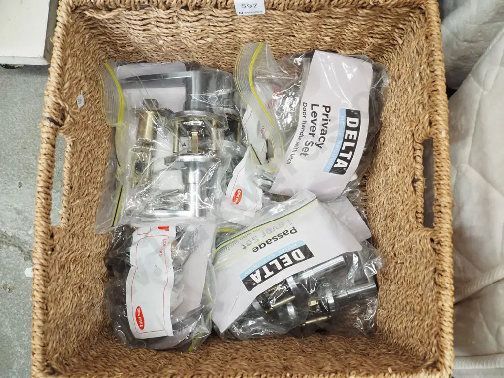 basket with various door handles Image 1++