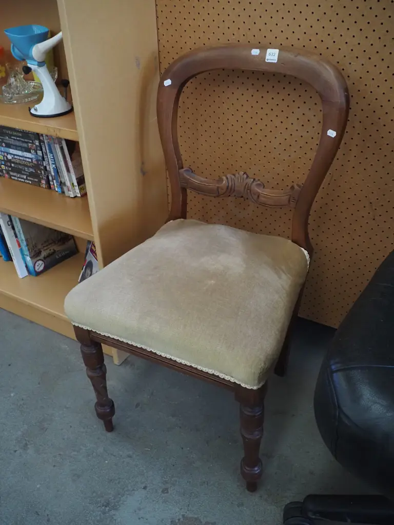 turned leg mahogany balloon back armchair Image 1++