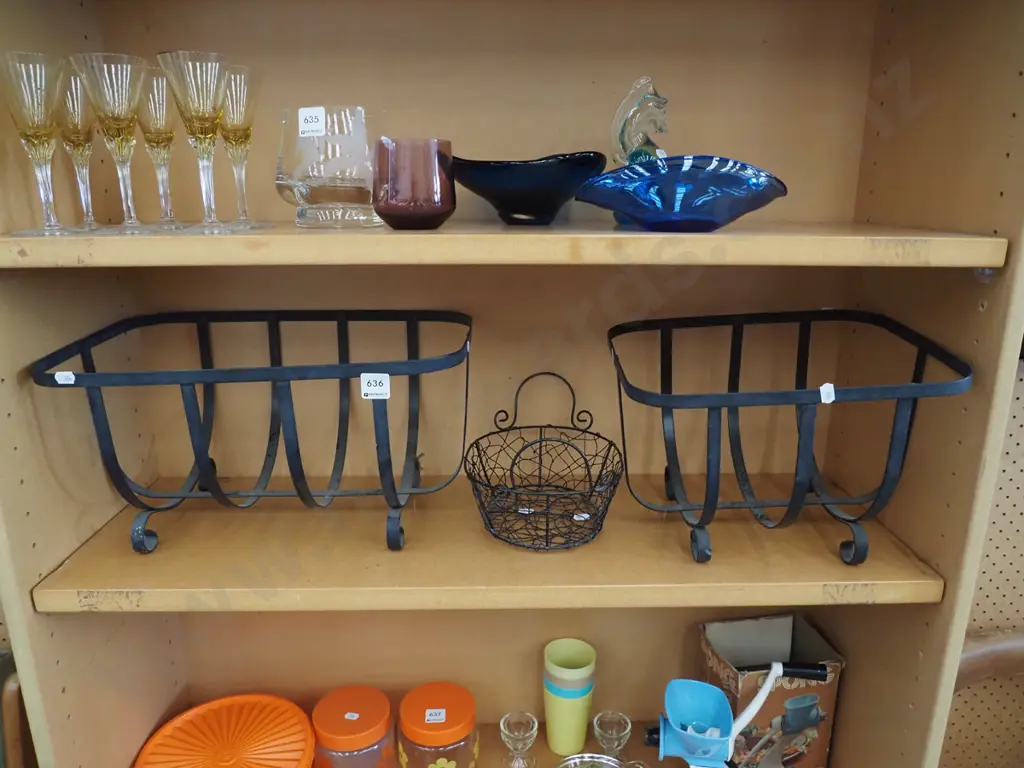 shelf; 3 wire baskets Image 1++