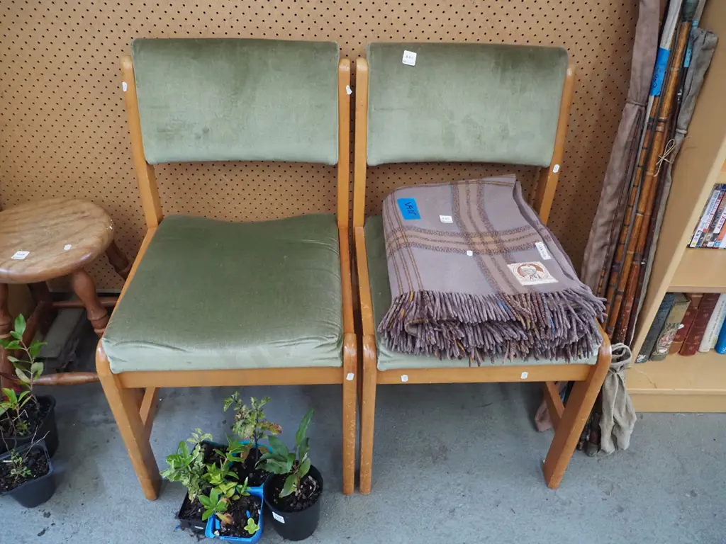 2x rimu upholstered reception chairs Image 1++