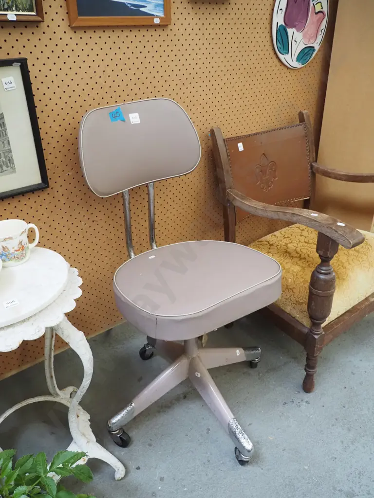 early chrome and vinyl upholstered office chair Image 1++
