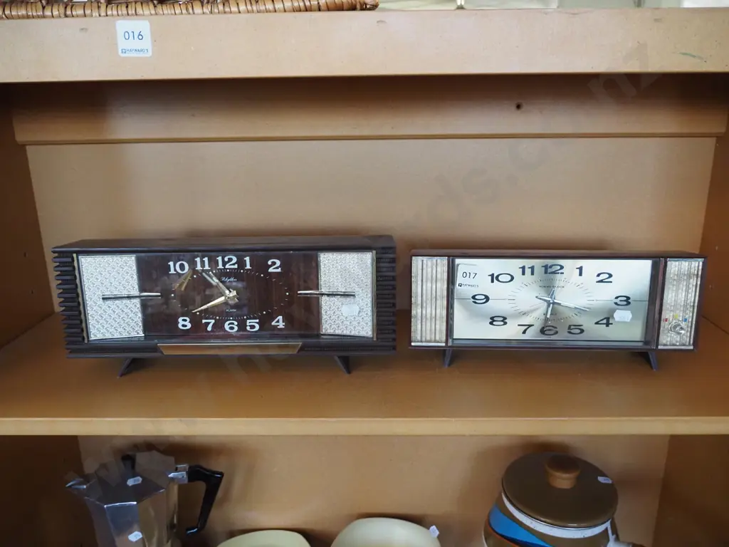 2x retro plastic mantle clocks Image 1++