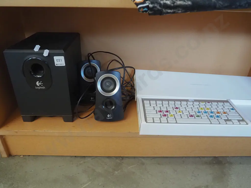 Logitec speakers, Apple keyboard Image 1++