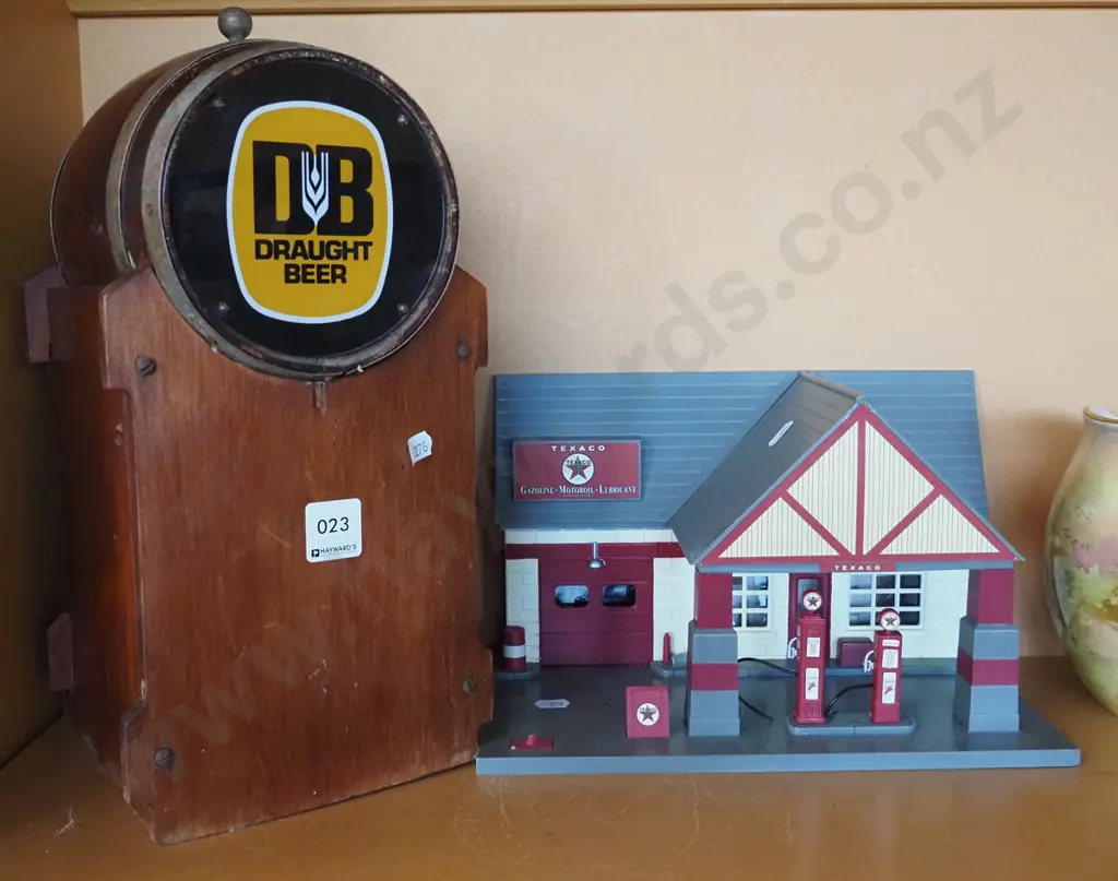 DB Draught beer tap on stand, plastic toy garage Image 1++