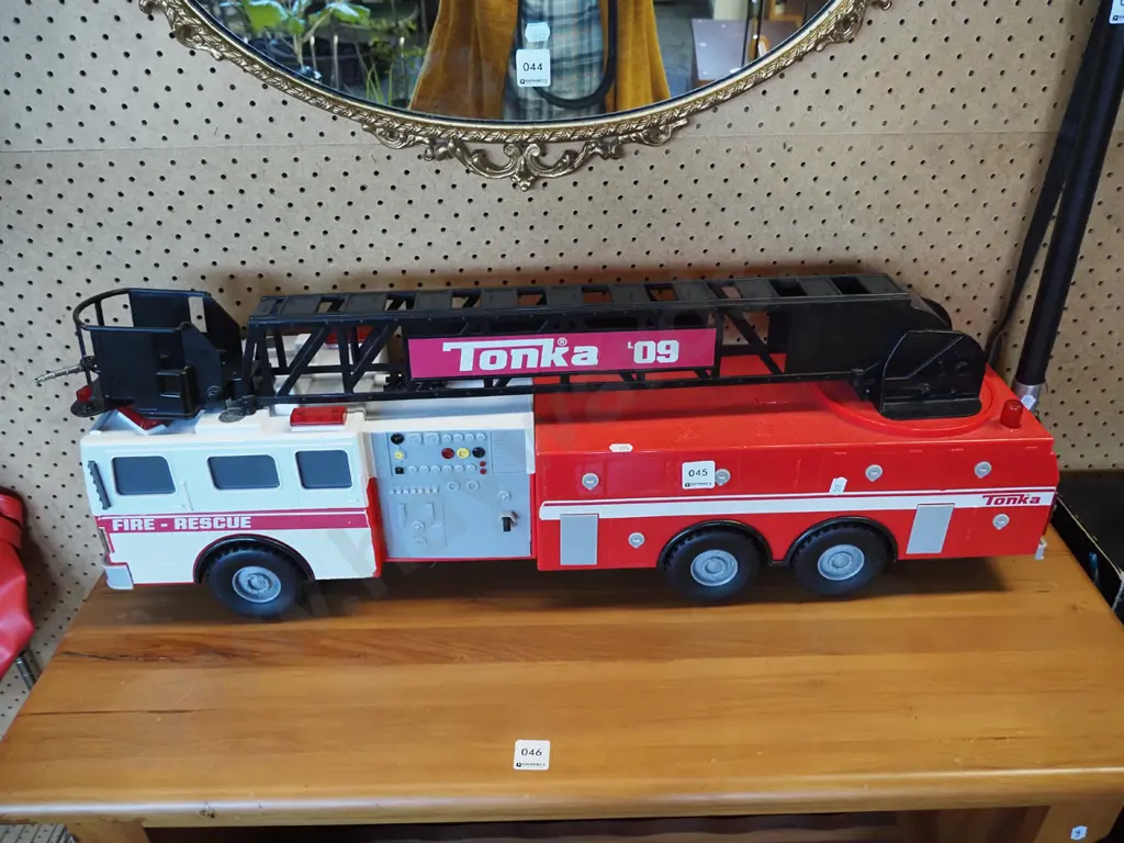 Tonka plastic fire truck L-780 Image 1++