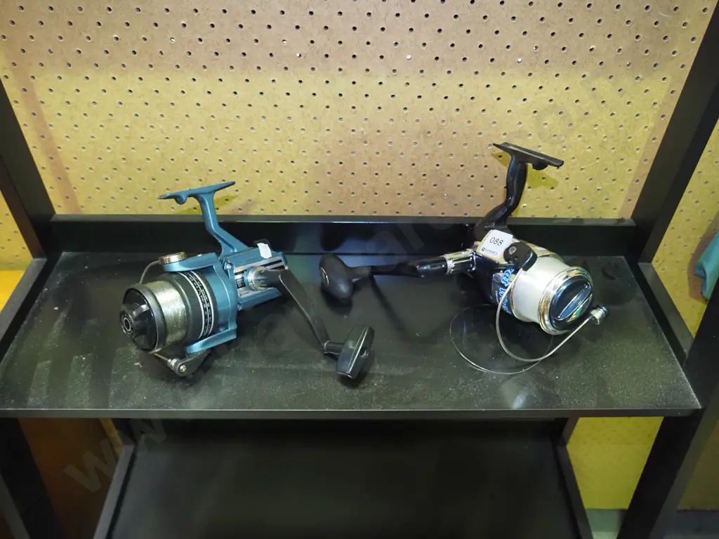 2x spinning fishing reels Image 1++
