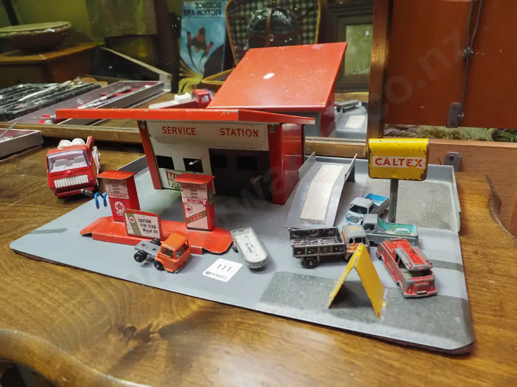 vintage metal toy garage, toy vehicles Image 1++
