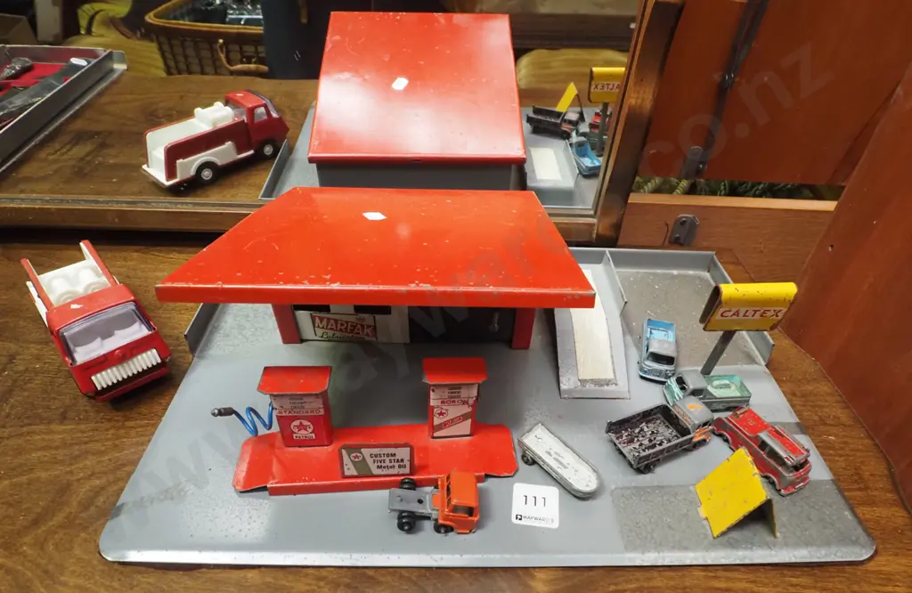 vintage metal toy garage, toy vehicles Image 1++
