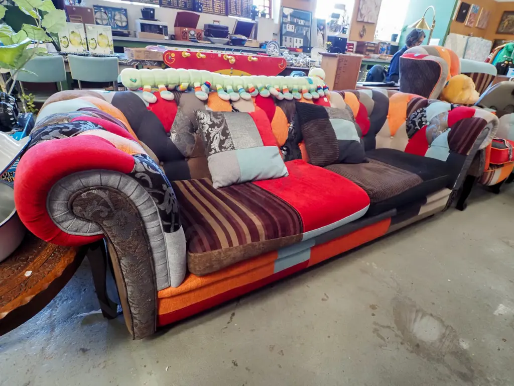 modern patchwork upholstered deep buttoned  chesterfield 3 seater settee - excellent condition Image 1++