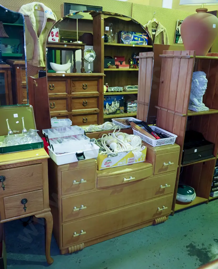 solid oak 5 drawer mirrror back dresser - varnish needs attention, mirror has some silvering H-1660 W-1000 D-430 Image 1++