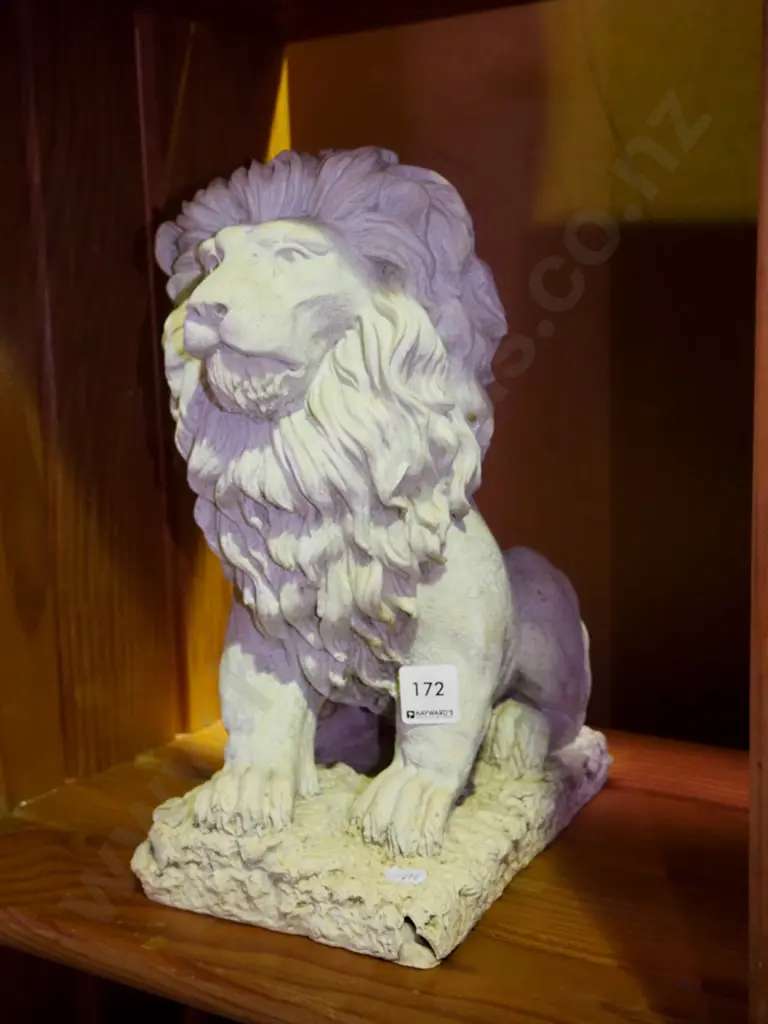 composite lion figurine H-350 Image 1++