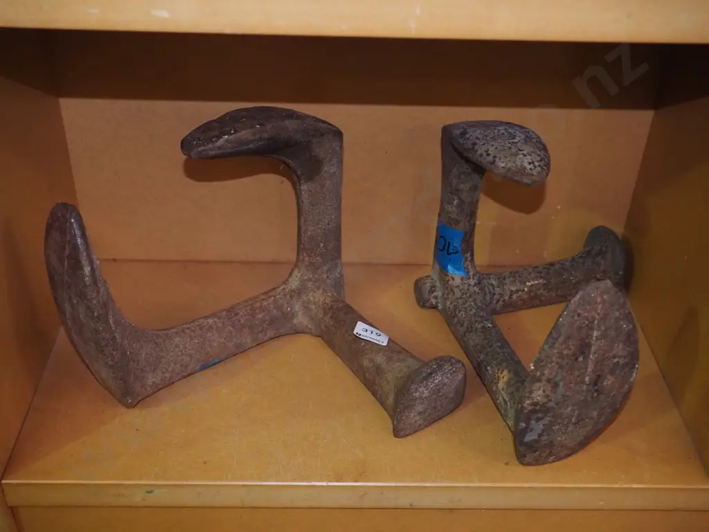 2x rusty rusty metal shoe forms Image 1++