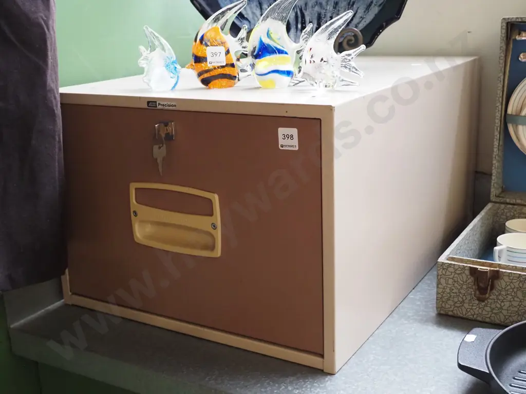 lockable single drawer filing cabinet - key in office Image 1++