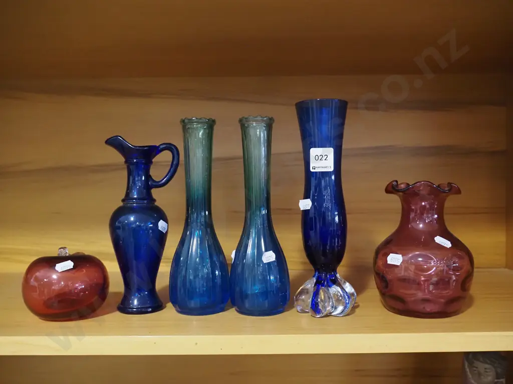 6x pieces of coloured glass ware Image 1++