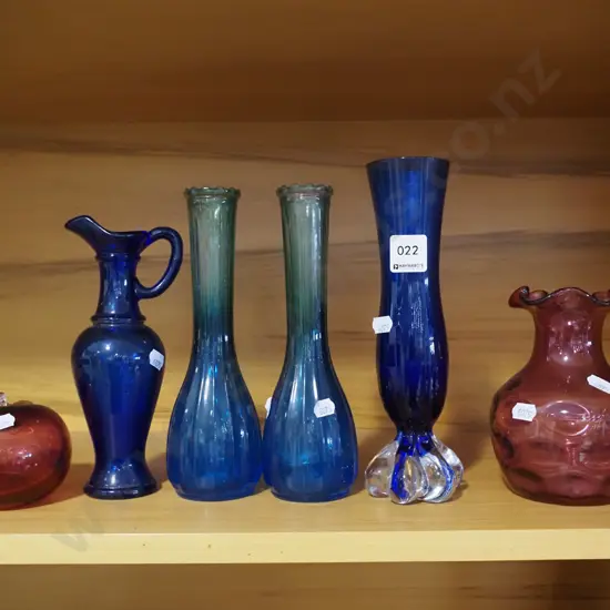 6x pieces of coloured glass ware